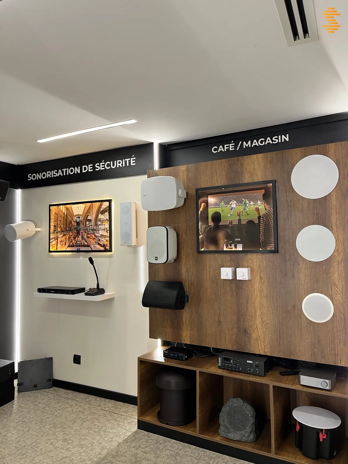 Murs « Sonorisation de sécurité » et « Café / Magasin » du showroom : enceintes, écrans, microphone d'appel et amplificateurs