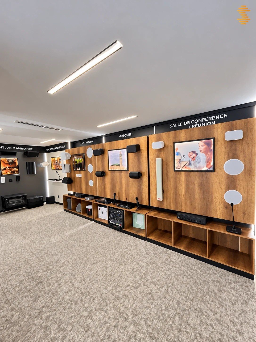 Vue d'ensemble du showroom ProSound à Casablanca, murs « Ambiance », « Mosquées » et « Salle de conférence / réunion »
